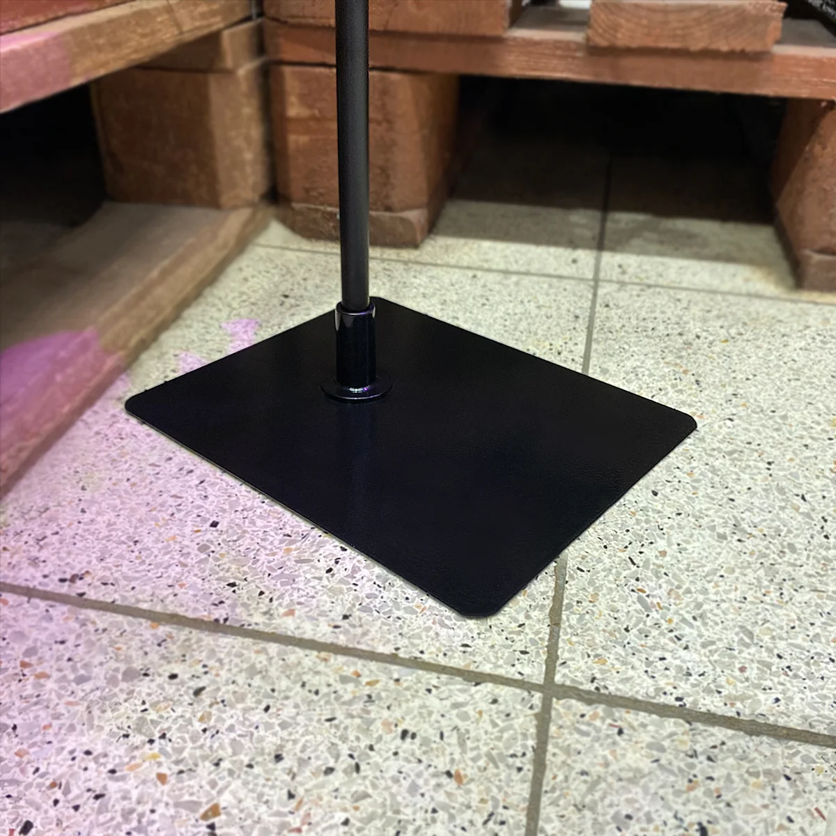 BASE-ML taglikli PFT-A4 pol stendi, 1100-1400 mm, qora — 3-surat